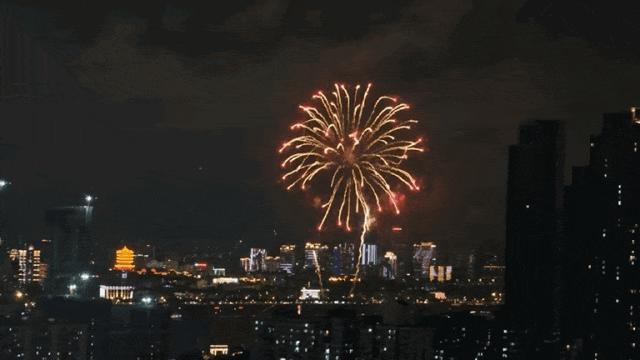 武汉“相约长江看烟花”刷屏海外 江城夜空绽放璀璨