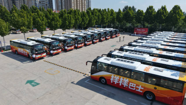 客运大巴又火了_票价只要高铁五分之一，省钱出行新趋势(图2)