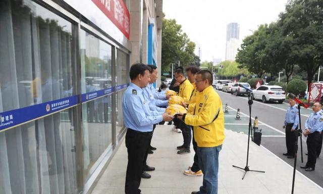市监局15名干部当骑手巡查后厨 突破信息盲区