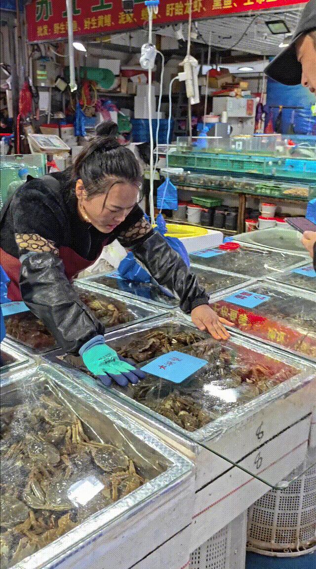 杭州大闸蟹有商户日销6000斤 价格回落三四成