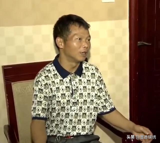 情侣在特斯拉旁亲热被全程录像 车主直播