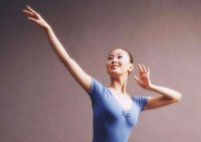 摄影师为女星拍裸体照用800盒胶卷 常在大自然中拍摄