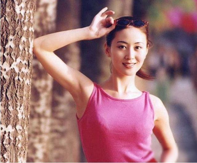 摄影师为女星拍裸体照用800盒胶卷 常在大自然中拍摄