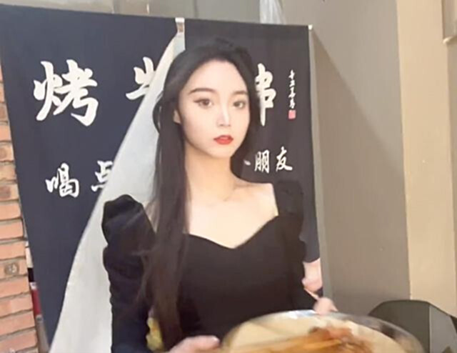 帅小伙吃烧烤时被短裙女老板吸引，同桌女友：等回家再好好收拾你