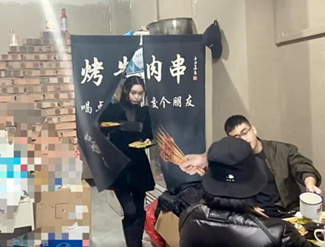 帅小伙吃烧烤时被短裙女老板吸引，同桌女友：等回家再好好收拾你