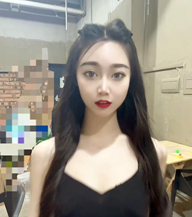 帅小伙吃烧烤时被短裙女老板吸引，同桌女友：等回家再好好收拾你