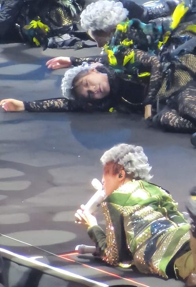 薛之谦演唱会遭吐槽，歌手不唱歌迷唱，喝水聊天摸鱼，躺着把钱赚