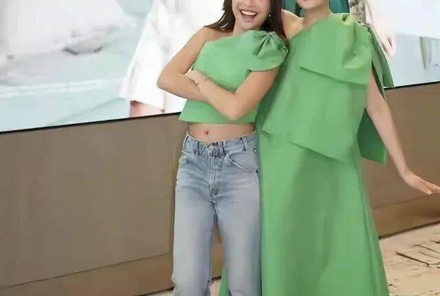 吴君如女儿正式出道，被父母砸重金栽培，但长相身材却惨遭网友嘲讽！