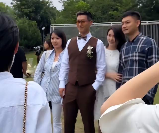 窦骁婚后首参加好友婚礼，跟纪凌尘罕见同框，谁说已婚不能当伴郎