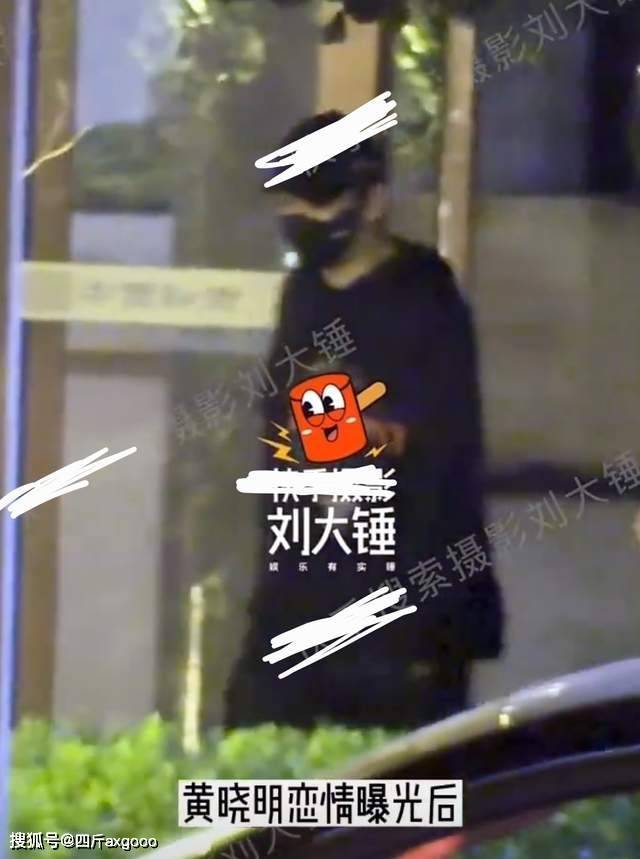 45岁黄晓明深夜带新女友去酒吧，女方生活照被扒，曲线优美身材好