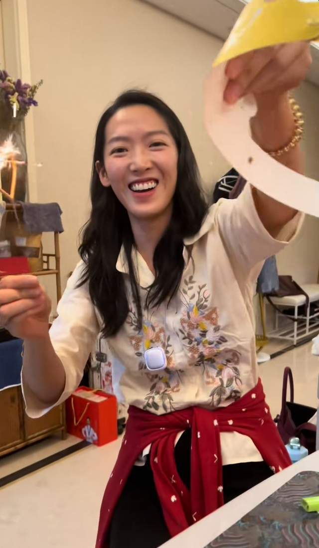 72岁李立群携妻女庆生，女儿李元元罕见出镜，33岁仍未婚惹老父亲心疼