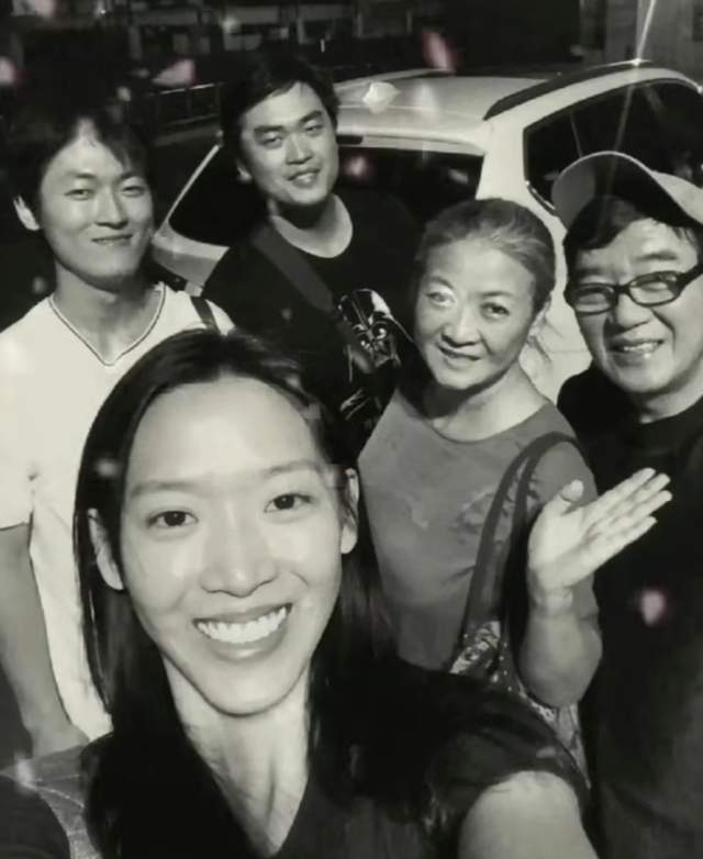 72岁李立群携妻女庆生，女儿李元元罕见出镜，33岁仍未婚惹老父亲心疼