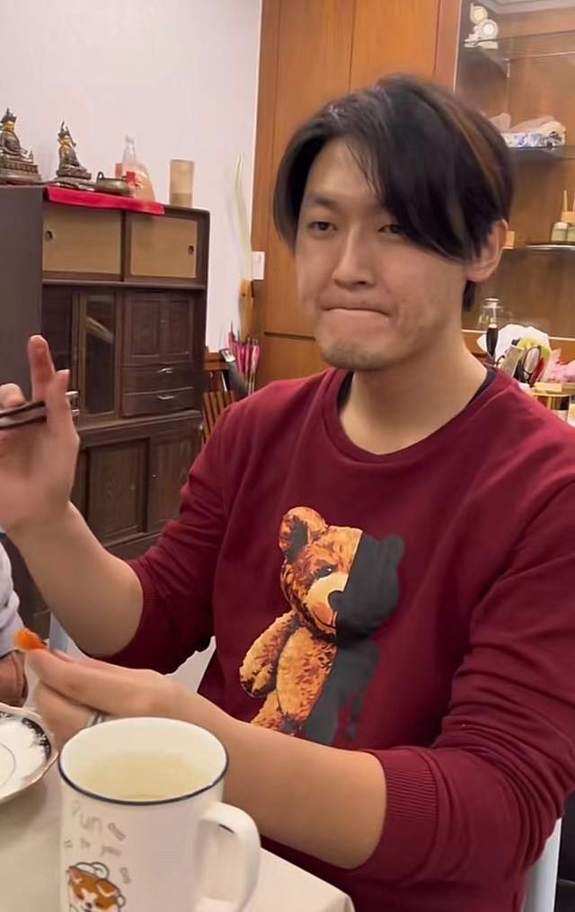 72岁李立群携妻女庆生，女儿李元元罕见出镜，33岁仍未婚惹老父亲心疼