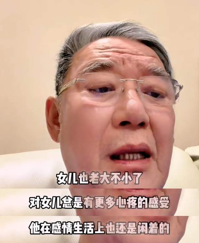 72岁李立群携妻女庆生，女儿李元元罕见出镜，33岁仍未婚惹老父亲心疼