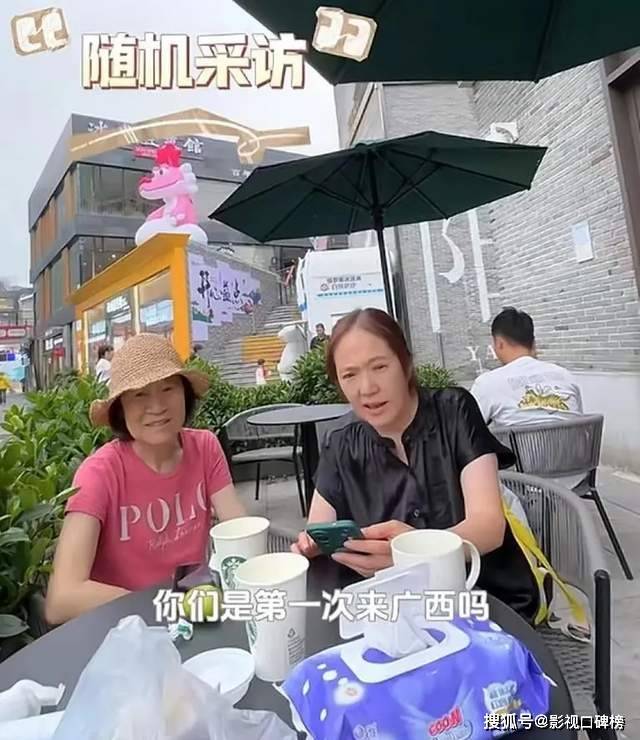 海哈金喜带着祖孙三代出游，外婆非常年轻，婆媳关系相处融洽