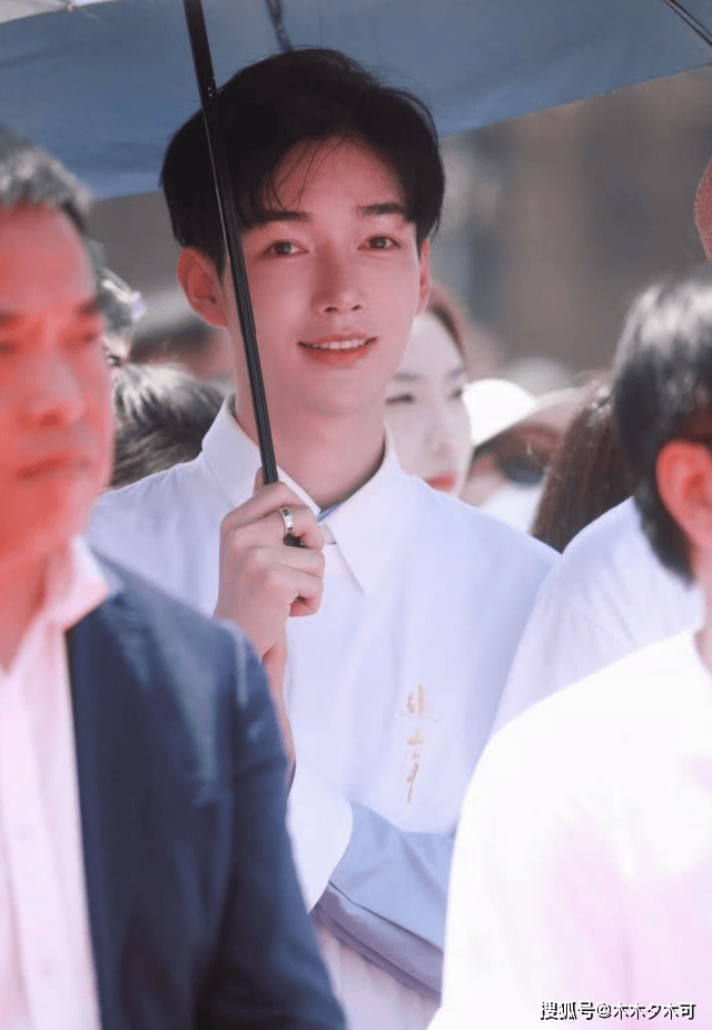 成毅新剧男配遭抵制后续来了，官方给予最后一丝体面，从艺先从德