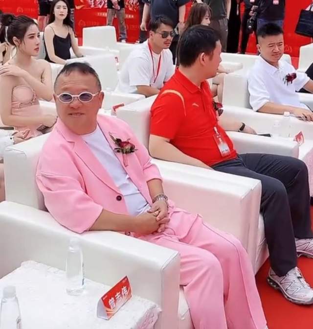 三只羊厦门分公司开业！曾志伟穿粉装现身，透露未来重要动向
