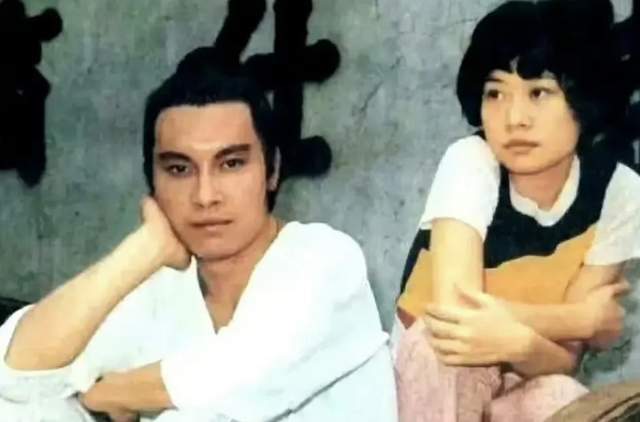 “言情天后”竟是小三？亦舒抢郑佩佩男友还公开情书， 侠女实惨！