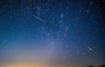 英仙座流星雨劃過夜空