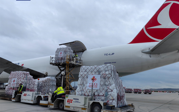 中国援助土耳其救灾物资抵达伊斯坦布尔机场