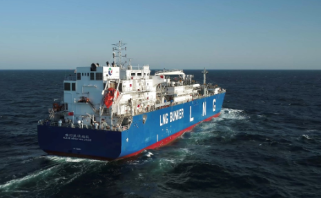 全球首款！江海直达型LNG加注运输船完工交付