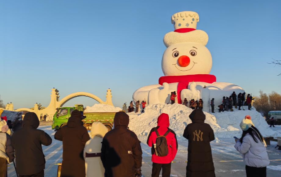 超出片！太阳岛超大雪人惊艳亮相“尔滨”打卡地