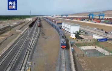 新疆开行全国首趟“雪莲速运”棉布班列