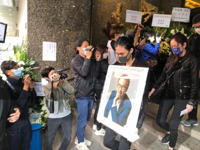 吴孟达出殡5儿女现身显憔悴 90多岁母亲未露面