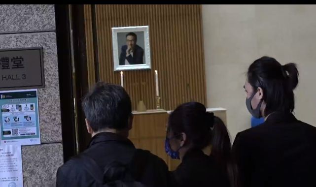 吴孟达出殡5儿女现身显憔悴 90多岁母亲未露面