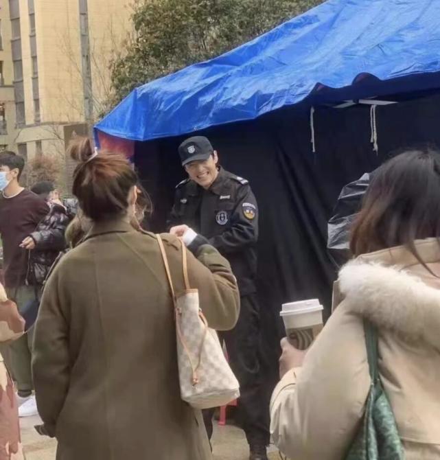 胡歌穿保安服拍戏被偶遇 心情太好笑到五官模糊