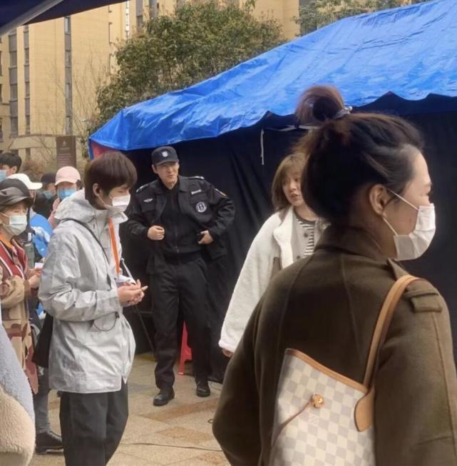 胡歌穿保安服拍戏被偶遇 心情太好笑到五官模糊