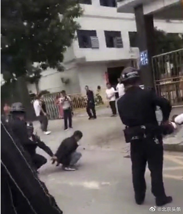 广东东莞一电子厂门口现凶杀案 多人倒地身亡？市民称4人受伤，嫌疑人已被控制