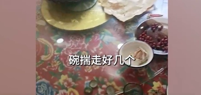 7名大爷就餐后将碗筷一并打包带走，店主：牙签盒也顺走，损失不多但头一回见
