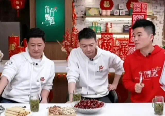 吴京冯唐做客直播间 问董宇辉是否单飞被高情商化解