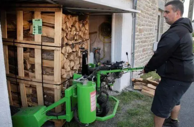 ▲21日，法国一家能源公司的员工在为客户送木柴。（法新社）