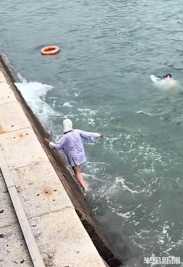 女孩跳海撿手機(jī)溺水路人救人 1分鐘搶回生命