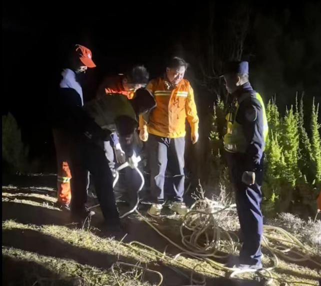 翼装飞行者挂望天崖峭壁5小时获救 无人机助力精准救援