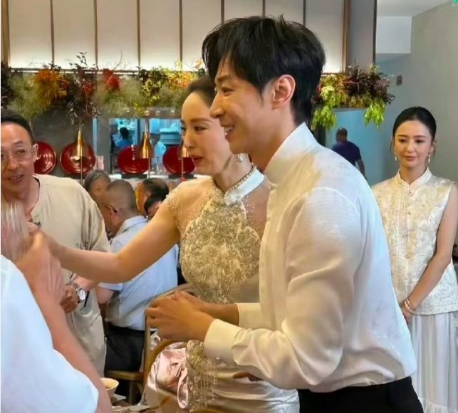 张维伊董璇婚宴饭店人均价格67元 董璇最终妥协在男方老家办传统圆桌酒席