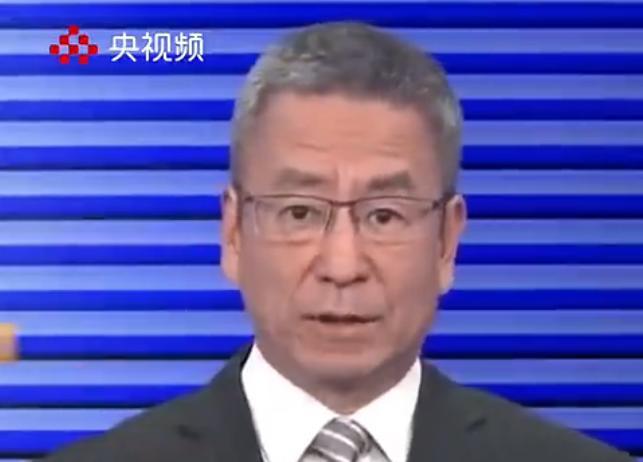 白岩松踢球摔倒 网友提醒注意安全