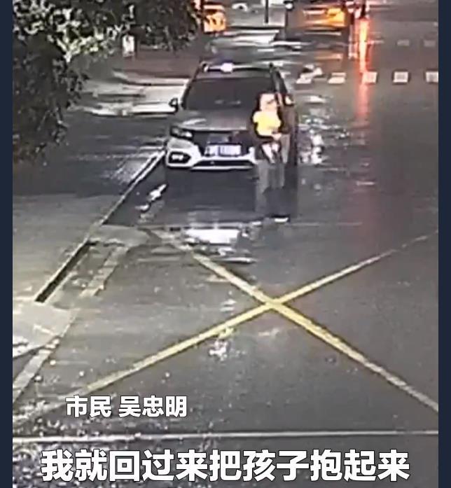 6个月婴儿雨夜爬上马路被接力守护