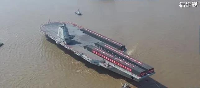 舷號18！我國第三艘航母福建艦今日首次海試