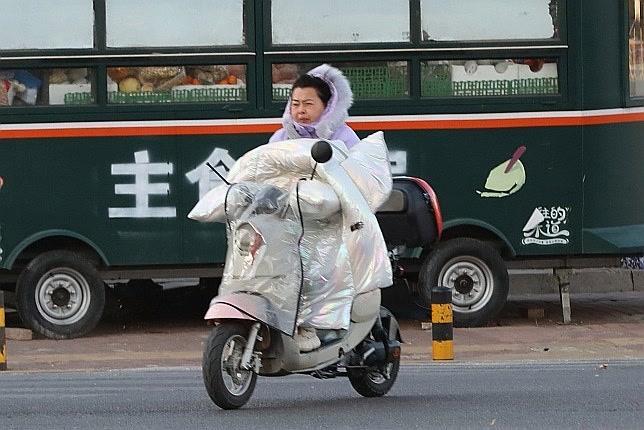 北京大風來襲,！電動自行車被刮倒一片 網(wǎng)友：差點被吹飛 大風天氣騎行需謹慎