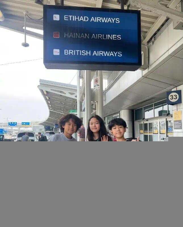 央视主持人水均益回国 龙凤胎罕露面 晒护照证身份