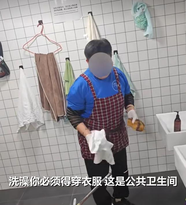 男子在青旅洗澡被女保洁闯入
