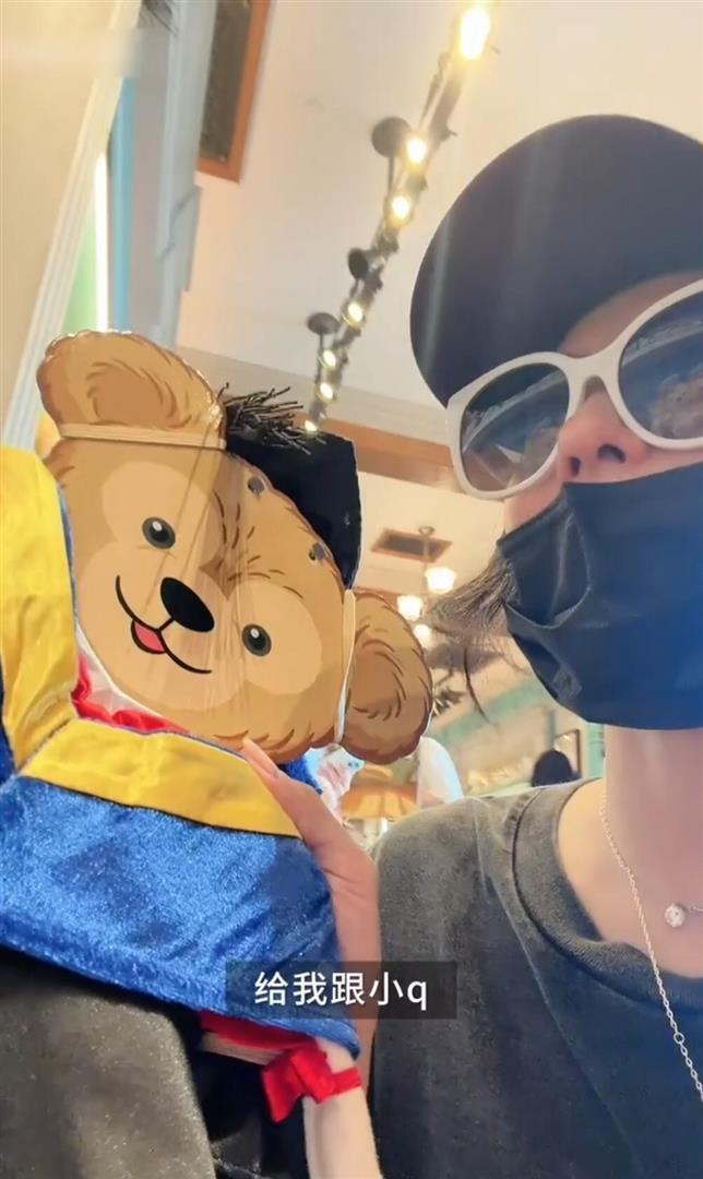 张柏芝晒与小儿子迪士尼游玩vlog 母子互动温馨有趣