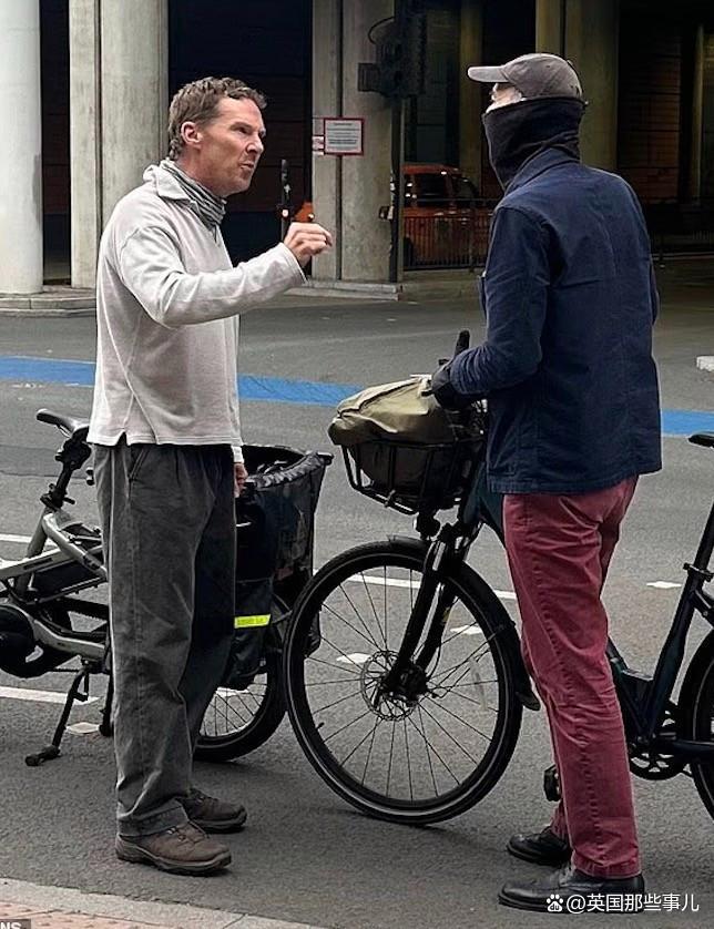 卷福伦敦街头因闯红灯和人吵架