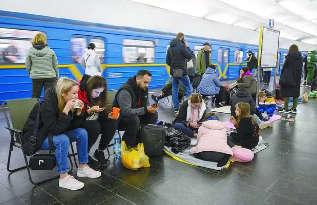 11日，乌克兰首都基辅连续第二天响起空袭警报，一些民众躲进地铁站里避难。 （IC photo）
