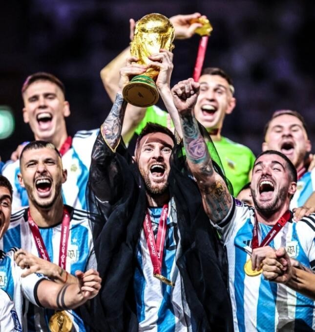 梅西说冠军属于天堂的马拉多纳足球给了我许多欢乐