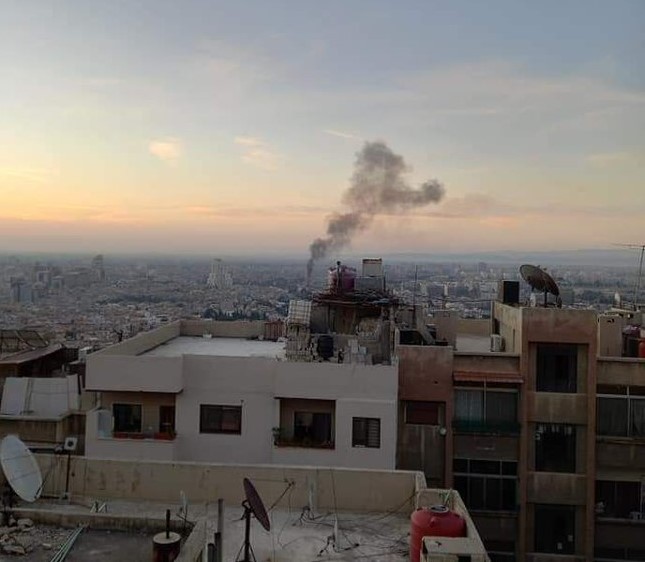 叙利亚大马士革巴士爆炸致13死：车体焦黑浓烟冲天
