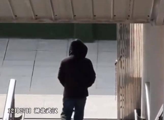 女子地铁站遇暴露狂男子裸露下体， 旁边女生的反应亮了拍摄留证并报警